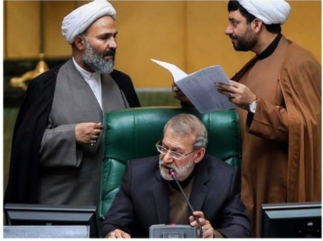 جنجال در مجلس/ «نماینده مجلس»، «لاریجانی» را دیکتاتور خطاب کرد