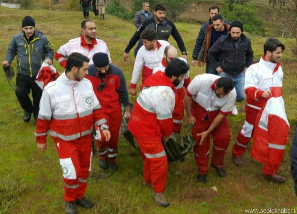 توسط امدادگران هلال احمر: پیکر یکی از سرنشینان پراید غرق شده در منطقه پیشده فومن پیدا شد